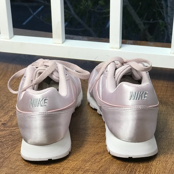 nike md runner pink